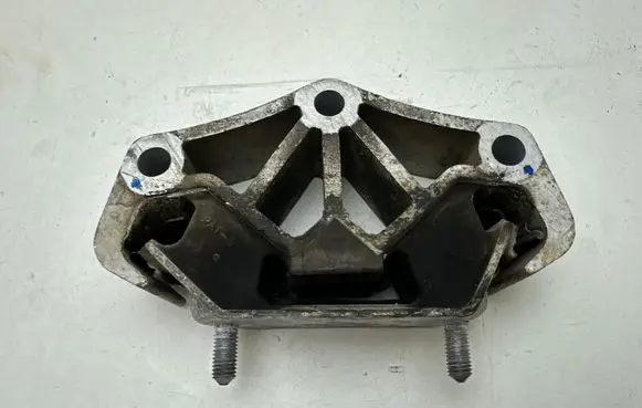 Ford Mustang VI Engine mounting bracket A64RB