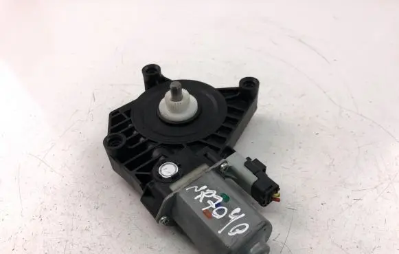 Nissan Qashqai Front door window regulator motor C22008100
