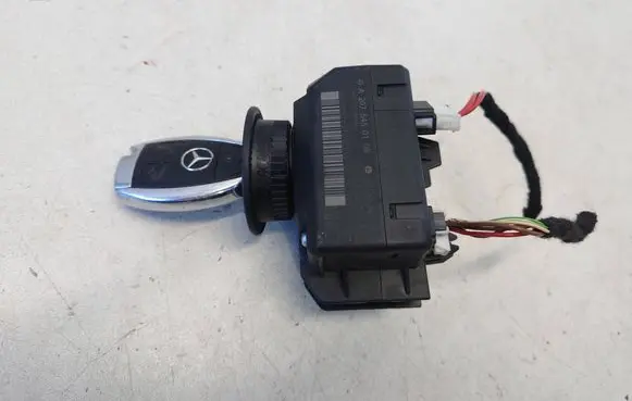 Mercedes-Benz C W204 Ignition lock A2075450108 2075450108
