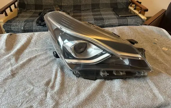 Toyota Yaris Headlight/headlamp 