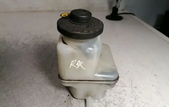 Lexus RX 300 Brake fluid reservoir 13231140200