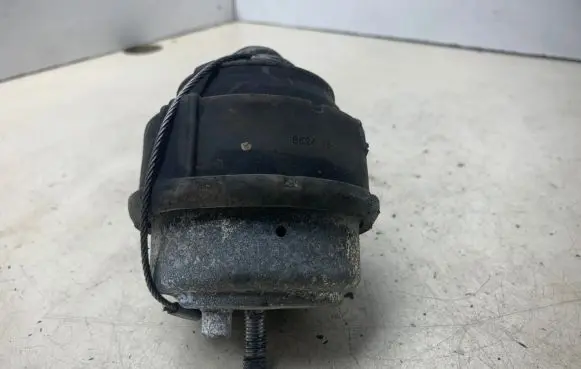 Volvo S60 Engine mount bracket 8624754