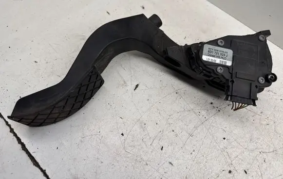 Volkswagen PASSAT B5.5 Accelerator throttle pedal 8D1721523J