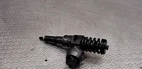 Volkswagen Golf IV Fuel injector 038130073AG