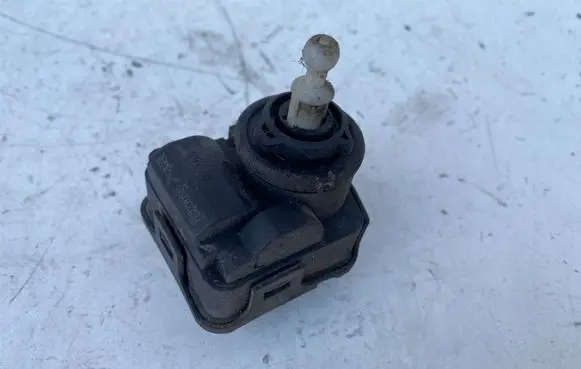 Audi A6 S6 C5 4B Headlight level adjustment motor 