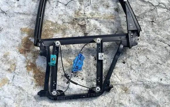 Porsche Cayenne (9PA) Rear door window/glass frame 