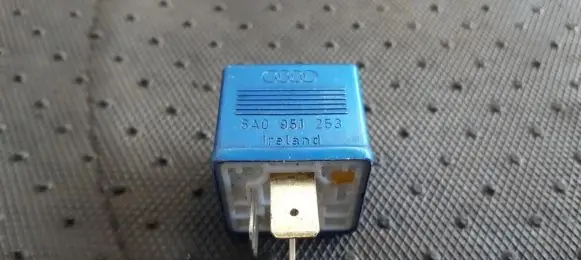 Volkswagen PASSAT B5.5 Other relay 8A0951253 899587