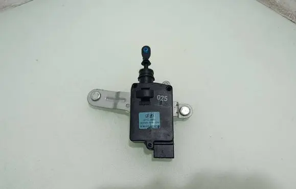 Hyundai Santa Fe Tailgate boot lock/latch motor 957502B000 F00S4A2666