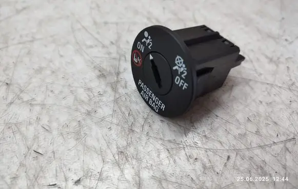 Passenger airbag on/off switch