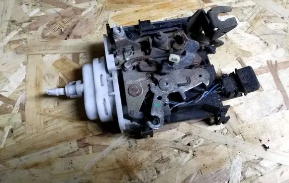 Audi A6 S6 C4 4A Front door lock 4A1837016D