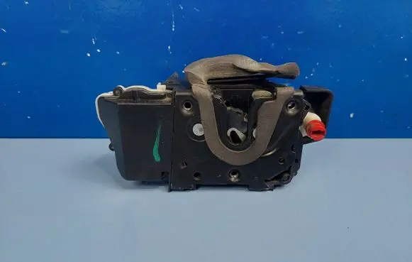 Peugeot 607 Rear door lock 913783