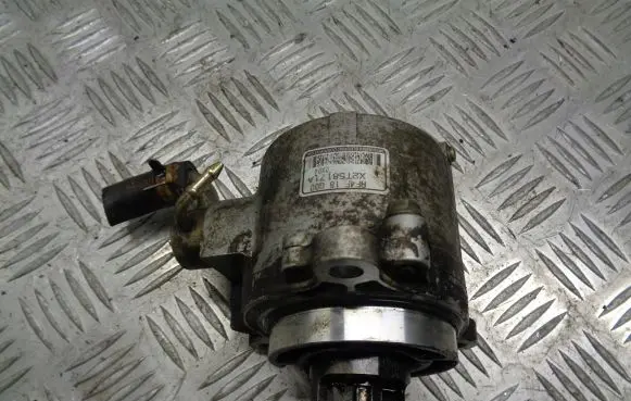 Mazda 323 Vacuum pump X2T58171A
