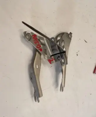Mazda 2 Engine bonnet/hood hinges