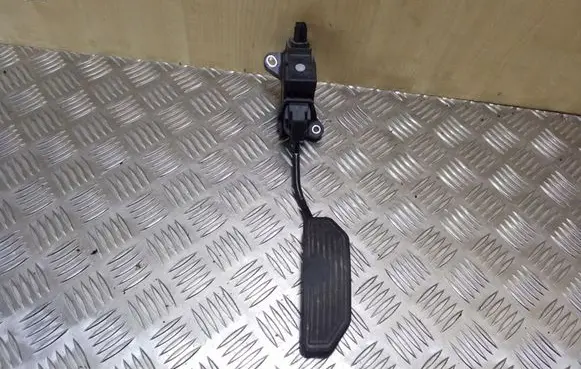 Accelerator throttle pedal