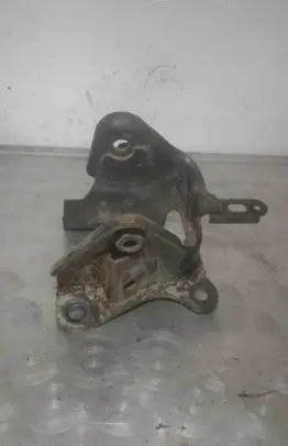 Nissan X-Trail T30 Engine mounting bracket