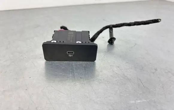 Land Rover Defender USB socket connector R8A219010CA 240327079501CA XFSX1