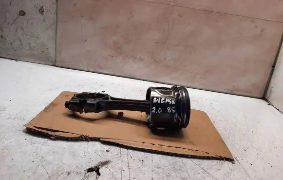 Toyota Avensis T250 Piston with connecting rod 82L106