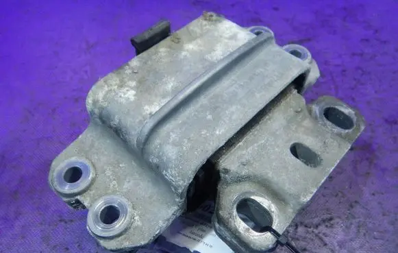 Volkswagen Golf IV Gearbox mounting bracket 