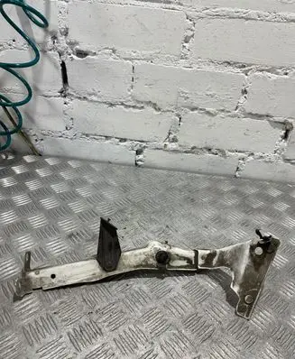 Audi A4 S4 B8 8K Fender mounting bracket 8K0821135