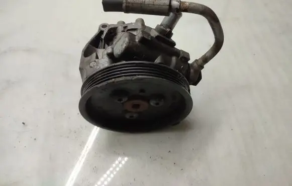 BMW 5 E60 E61 Power steering pump 6768169