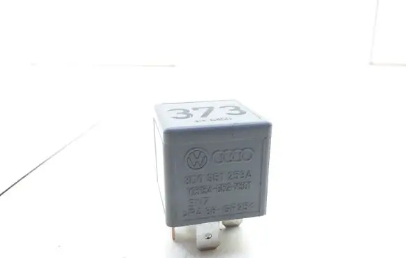 Volkswagen PASSAT B5 Hazard warning light relay 8D0951253A V23134B52X301