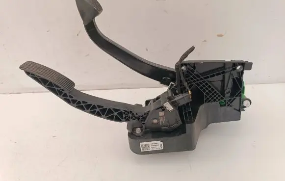 Opel Insignia B Pedal assembly 84187608 662575039