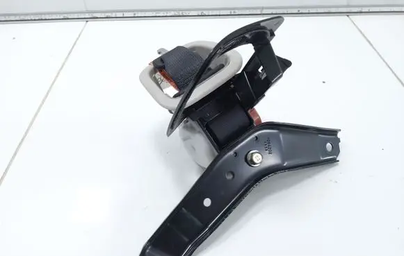Middle seatbelt (rear)