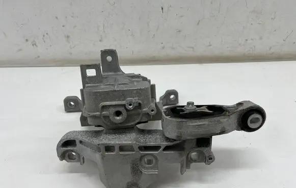 Mercedes-Benz CLA C118 X118 Engine mount bracket A2472401800 A2472400400
