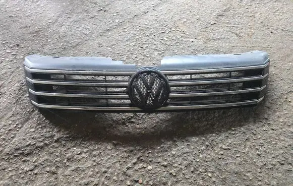 Volkswagen PASSAT B7 Front bumper upper radiator grill 3AA853653