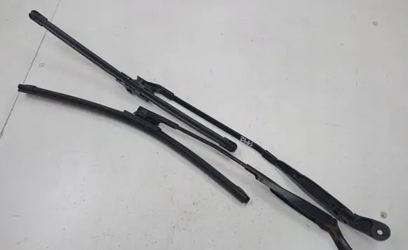 Volkswagen PASSAT B5.5 Front wiper blade arm