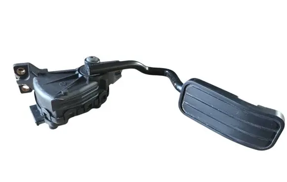 Accelerator throttle pedal