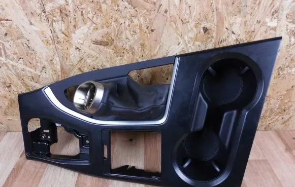 Lexus UX Center console 5880476120