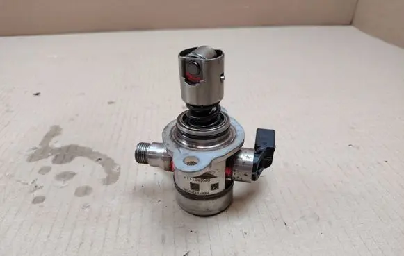 Volkswagen Golf VII Fuel injection high pressure pump 05E127027