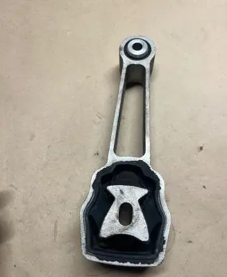 Volvo XC60 Engine mount bracket