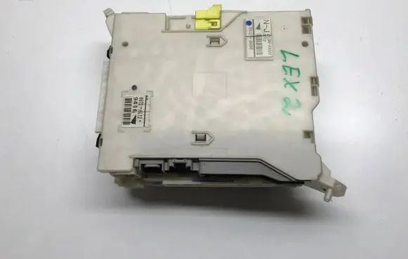 Lexus IS 220D-250-350 Fuse module 8273053022 05726L12