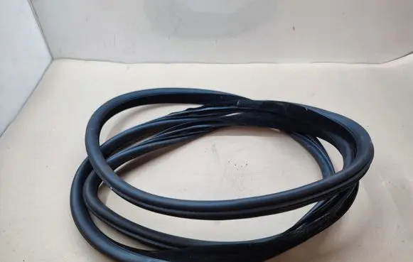Volvo XC90 Front door rubber seal 