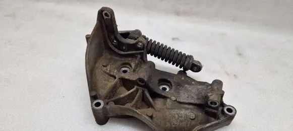 Suzuki Grand Vitara II Generator/alternator bracket