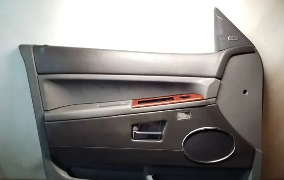 Jeep Grand Cherokee (WK) Front door card panel trim 