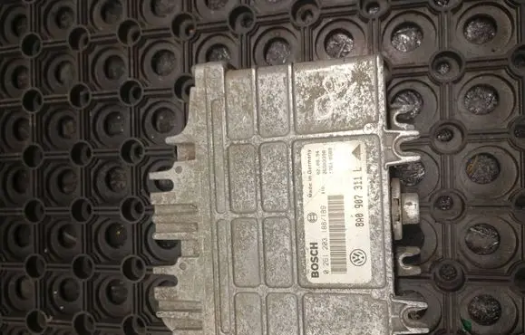 Volkswagen Golf III Engine control unit/module 26SA3398 8A0907311L 0261203188