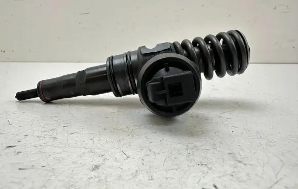Volkswagen Golf IV Fuel injector 045130073T