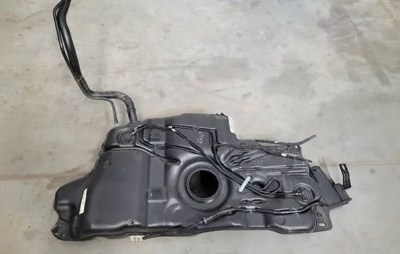 Peugeot 5008 II Fuel tank 