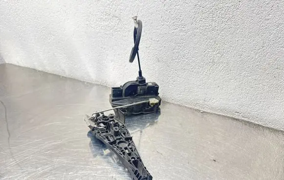 Opel Insignia A Front door lock 13503150 13305701
