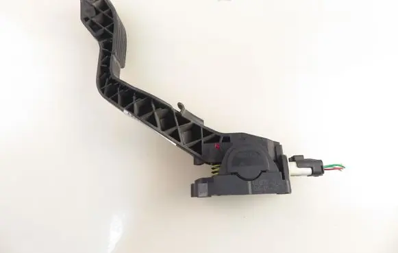 Accelerator throttle pedal