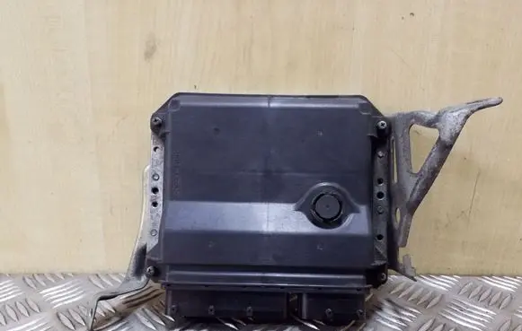 Toyota Avensis T270 Engine control unit/module 8966105F20 MB2759004733
