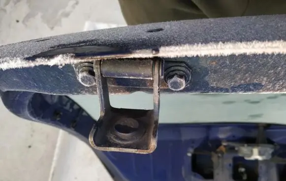 Dacia Sandero Tailgate/trunk/boot hinge
