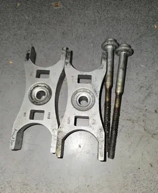 Volkswagen Caddy Fuel Injector clamp holder 04L216