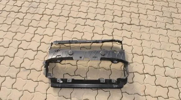 Radiator cooling fan shroud