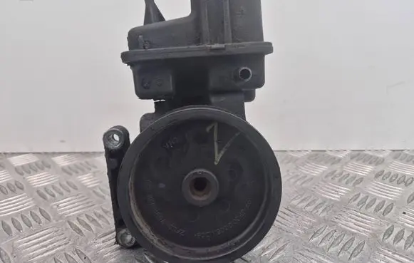 Mercedes-Benz E W212 Power steering pump A0064664701 7693900514