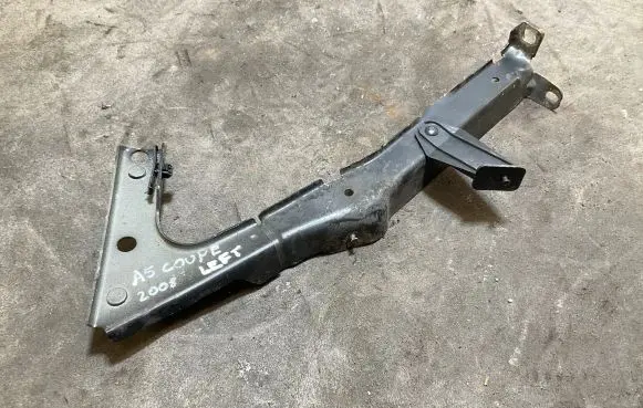 Audi A5 8T 8F Fender mounting bracket 8T0821135A