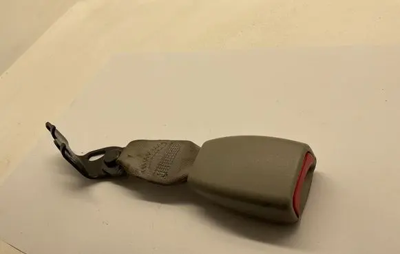 Cadillac CTS Middle seatbelt buckle (rear) 2020508